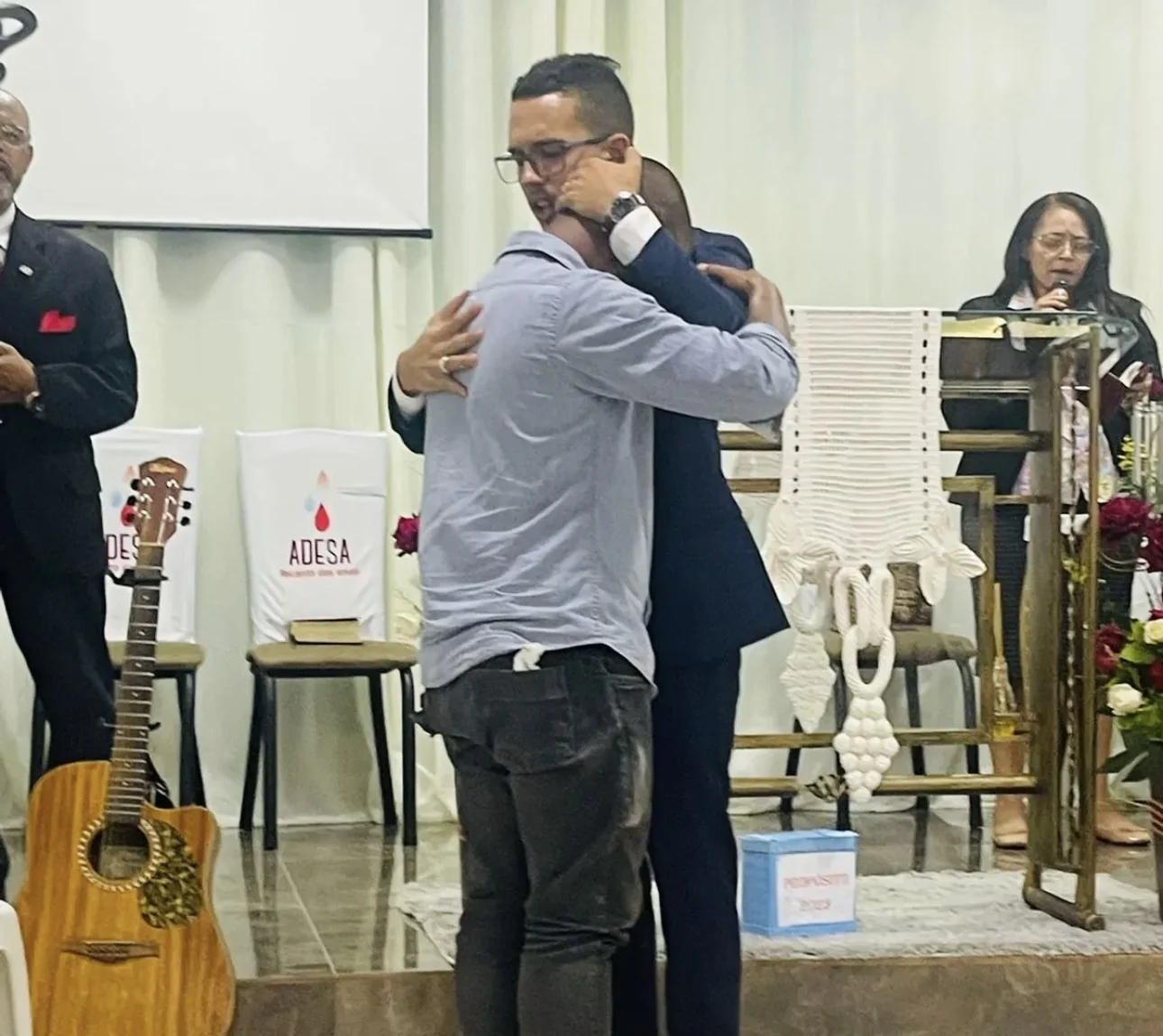 Gabriel Cunha ministrando e orando por uma pessoa